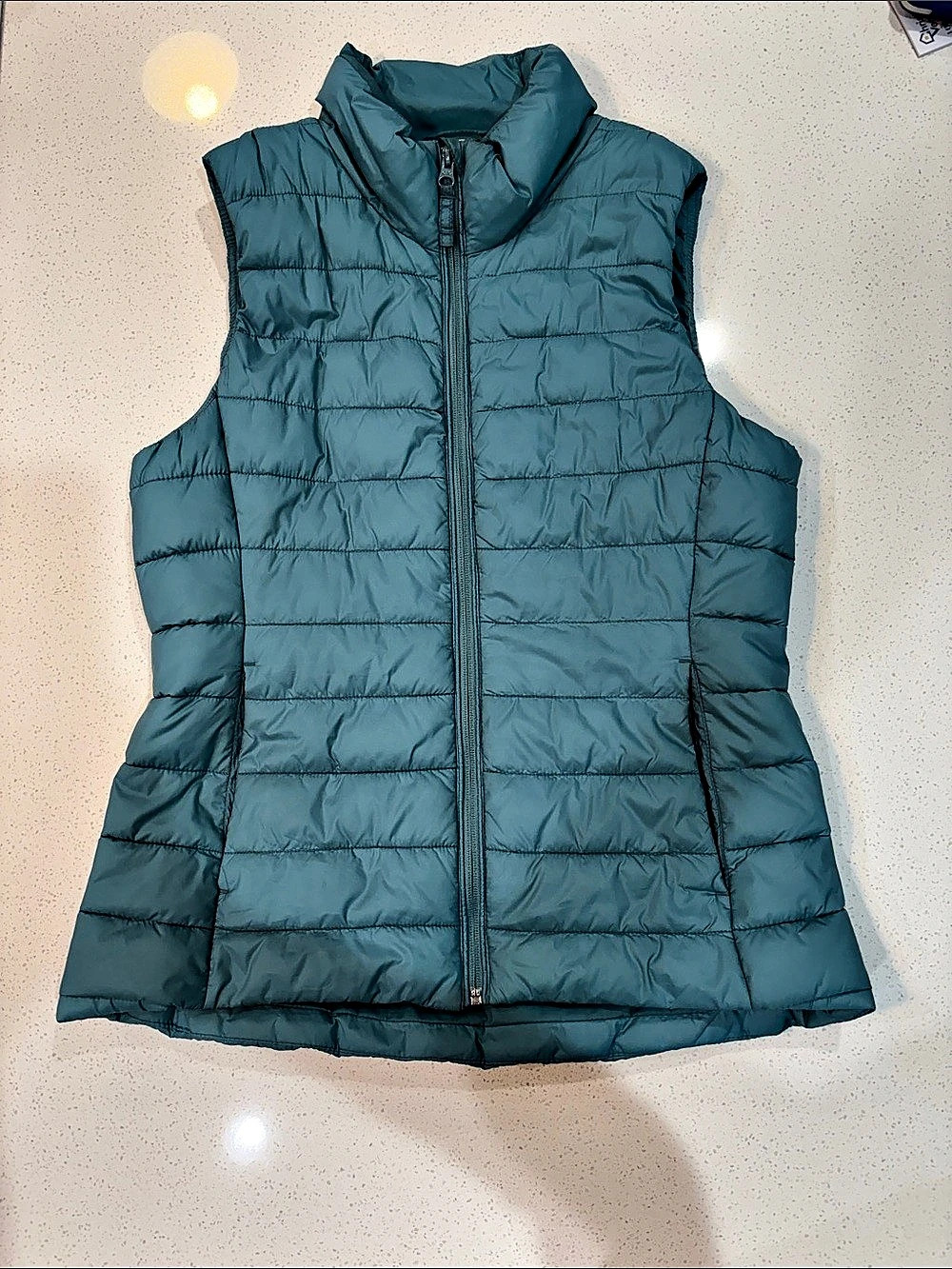 Old Navy Active Water-Resistant Quilted Puffer Vest in Teal Small